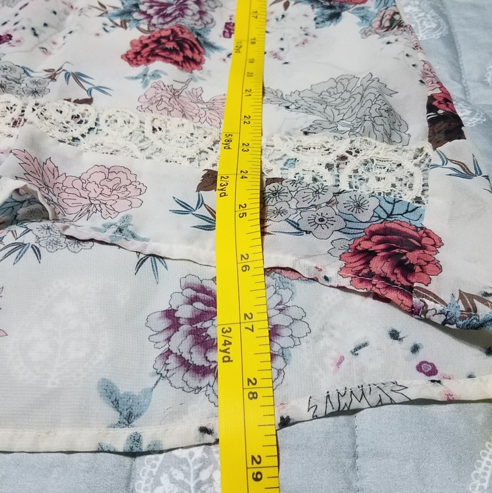 About a Girl Floral Blouse (A6) - Picture 6 of 6
